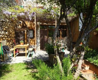Les Magranes Bed & Breakfast